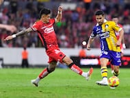 Diego Gonzalez (L) of Atlas fights of the ball with Aldo Cruz (R) of San Luis during the 10th round match between Atlas and Atletico de San Luis as part of the Liga BBVA MX, Torneo Clausura 2025 at Jalisco Stadium, on March 02, 2025 in Guadalajara, Jalisco, Mexico.