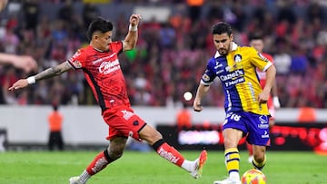 Diego Gonzalez (L) of Atlas fights of the ball with Aldo Cruz (R) of San Luis during the 10th round match between Atlas and Atletico de San Luis as part of the Liga BBVA MX, Torneo Clausura 2025 at Jalisco Stadium, on March 02, 2025 in Guadalajara, Jalisco, Mexico.
