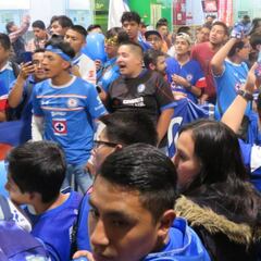 Cruz Azul recibió bienvenida de campeón en el aeropuerto