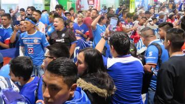 Cruz Azul recibió bienvenida de campeón en el aeropuerto