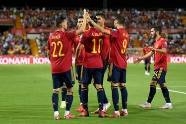 Spain, with new faces, ease past Georgia in World Cup qualifier