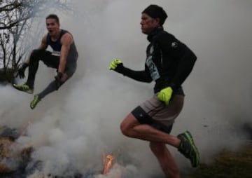 La carrera Tough Guy, se celebra desde 1987 en Inglaterra y desafía a sus participantes a recorrer 15km llenos de los obstáculos, donde hasta los más expertos se quedan en el camino. 