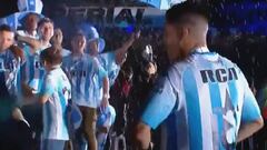 Cristaldo hizo su show con la panza al aire en la celebración