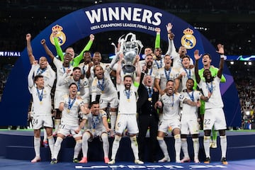 Nacho levanta la decimoquinta Champions del Real Madrid arropado por todo el equipo.