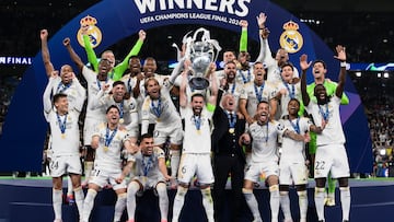 Nacho levanta la decimoquinta Champions del Real Madrid arropado por todo el equipo.