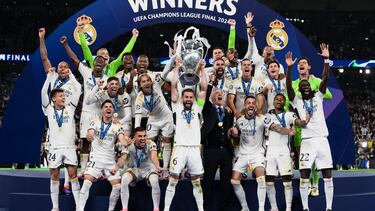 Nacho levanta la decimoquinta Champions del Real Madrid arropado por todo el equipo.