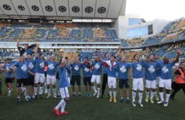 Los jugadores del Oviedo celebran su ascenso a Segunda.