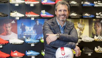 Alkorta posa en una tienda de deportes