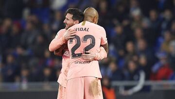 Vidal abraza a Messi.