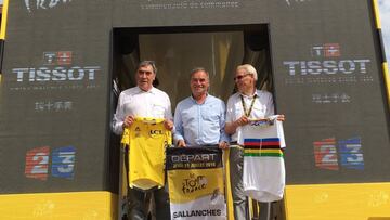 Eddy Merckx, Bernard Hinault y Jan Janssen posan en la salida de la 18&ordf; etapa del Tour en Sallanches, donde los tres se proclamaron campeones del mundo.