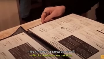 Una carta de Surf House Barcelona sobre la mesa, con unos subtítulos en los que se puede leer: "¿Tenéis la carta en catalán?" y la respueta "No la tenemos en catalán".