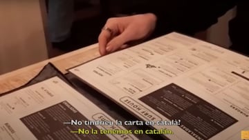 Una carta de Surf House Barcelona sobre la mesa, con unos subt&iacute;tulos en los que se puede leer: &quot;&iquest;Ten&eacute;is la carta en catal&aacute;n?&quot; y la respueta &quot;No la tenemos en catal&aacute;n&quot;.