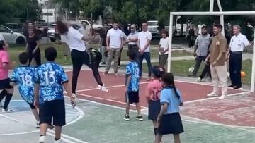 Figuras como Xavi, Del Piero y Puyol juegan con niños futbol en Monterrey