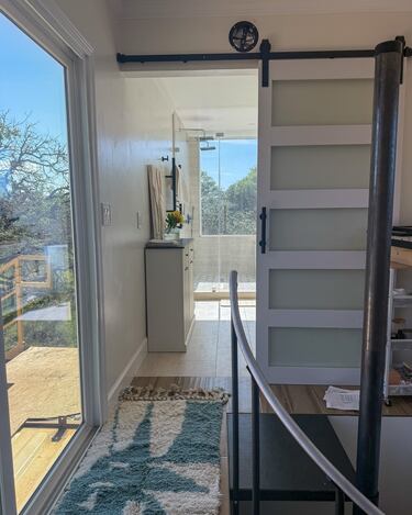 “Bluey”, como así han apodado el contendor marítimo de 48 metros cuadros, incluye una cocina, un baño, un salón y un dormitorio donde duermen los cuatro.