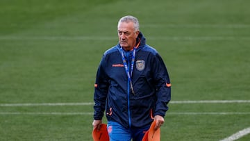 LEGANÉS (MADRID), 09/11/2022.- Gustavo Alfaro supervisa el entrenamiento de la selección de fútbol que dirige, la de Ecuador, este miércoles en Leganés (Madrid). La selección de Ecuador se encuentra concentrada en Madrid, donde el sábado disputará con Irak en el Cívitas Metropolitano un amistoso de preparación para el Mundial de Catar. EFE/ Rodrigo Jiménez
