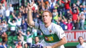 Álex Fernández recupera la sonrisa y frena al Valladolid