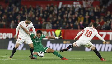 Gabriel Pirés entre Banega y Escudero.