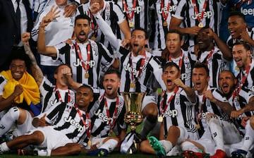 Los jugadores de Juventus posando junto al trofeo de la Copa Italia