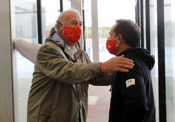 Vicente del Bosque saluda a Sergi Barjuan. 