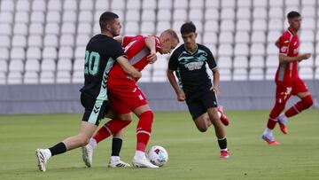 Obolskii conduce el balón.