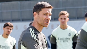 Xabi Alonso dirige el entrenamiento del Real Madrid del 13 de junio.