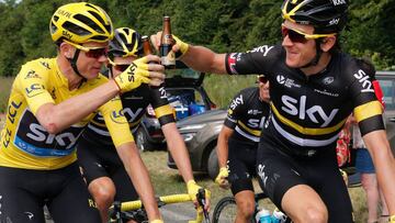 Chris Froome brinda con su compa&ntilde;ero Geraint Thomas durante la &uacute;ltima etapa del Tour.