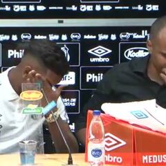 Rodrygo se derrumba durante el discurso de su padre en su despedida del Santos