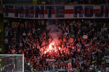 Hinchada del Junior, en el marco del partido Final de vuelta de la Liga Águila I-2019. (Colprensa - Sergio Acero)