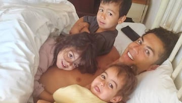 Cristiano y su mejor forma de empezar el día: en la cama con Georgina y sus hijos