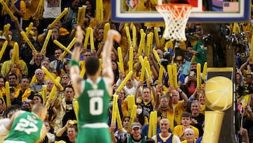 SAN FRANCISCO, CALIFORNIA - JUNE 05: Fans cheer as Jayson Tatum #0 of the Boston Celtics shoots a free throw during the third quarter against the Golden State Warriors in Game Two of the 2022 NBA Finals at Chase Center on June 05, 2022 in San Francisco, California. NOTE TO USER: User expressly acknowledges and agrees that, by downloading and/or using this photograph, User is consenting to the terms and conditions of the Getty Images License Agreement.   Ezra Shaw/Getty Images/AFP
== FOR NEWSPAPERS, INTERNET, TELCOS & TELEVISION USE ONLY ==