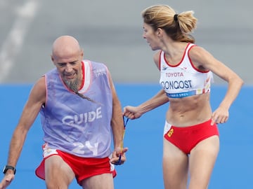 Elena Congost y Mia Carol, en los últimos metros de la maratón. 
