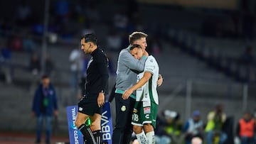 Eduardo Berizzo head coach and Andres Guardado of Leon during the Quarter-Final second leg match between Cruz Azul and Leon as part of the Liga BBVA MX, Torneo Clausura 2025 at Olimpico Universitario Stadium on May 11, 2025 in Mexico City, Mexico.