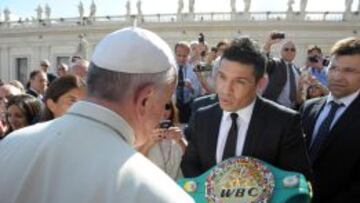 El Papa Francisco conversa con el campe&oacute;n del peso medio del Consejo Mundial de Boxeo, el argentino Sergio Maravilla Mart&iacute;nez.
