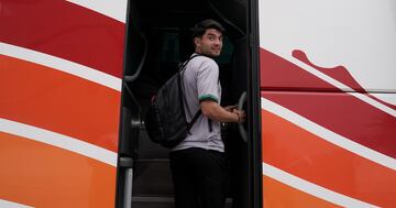 Aritz Aldasoro, ya limpio de tarjetas amarillas, se sube al autobús con destino Bilbao.