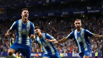 El delantero del RCD Espanyol Joselu (i) celebra su gol durante el partido de la tercera jornada de LaLiga que RCD Espanyol y Real Madrid.