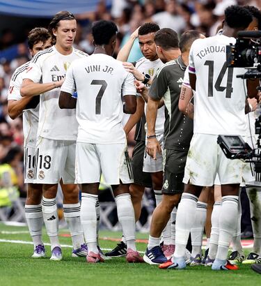 Durante la pausa de hidratación, el brasileño expresó su enfado con Xabi Alonso tras ser sustituido.