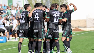 Los jugadores del Antequera festejan el primer gol.