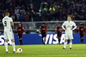 Benzema y Luka Modric tras el 1-2.