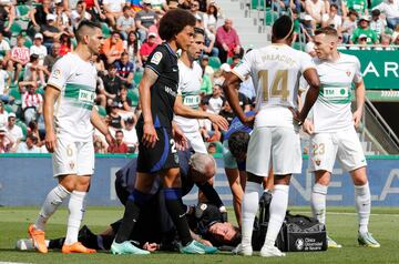 El jugador del Atlético de Madrid, Giménez, tendido en el suelo tras un duro golpe del portero del Elche, Edgar Badia. 