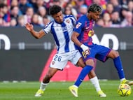 BARCELONA, 22/02/2026.- El delantero del FC Barcelona Lamine Yamal (d) disputa un balón con el delantero del Levante Kareem Tunde (i) durante el partido de la jornada 25 de LaLiga EA Sports que FC Barcelona y el Levante UD disputan este domingo en el Spotify Camp Nou de Barcelona. EFE/ Alejandro García