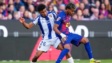 BARCELONA, 22/02/2026.- El delantero del FC Barcelona Lamine Yamal (d) disputa un balón con el delantero del Levante Kareem Tunde (i) durante el partido de la jornada 25 de LaLiga EA Sports que FC Barcelona y el Levante UD disputan este domingo en el Spotify Camp Nou de Barcelona. EFE/ Alejandro García