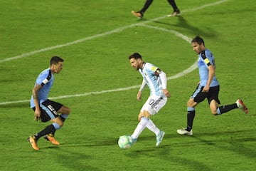 Lionel Messi entre Matias Vecino y Álvaro González.