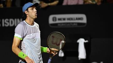 Chile's Nicolas Jarry reacts during the ATP 500 Rio Open singles tennis semi-final match against Spain's Carlos Alcaraz at the Jockey Club in Rio de Janeiro, Brazil, on February 25, 2023. (Photo by MAURO PIMENTEL / AFP)