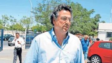 <b>ESPERANZADO.</b> Enrique Ortiz sigue confiando en que Abel Aguilar pueda recalar en el Hércules.