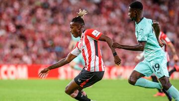 BILBAO, 24/10/2024.- El jugador del Athletic Club de Bilbao Nico Williams (izda) controla el balón ante el centrocampista liberiano del Slavia Praga, Oscar, durante el partido de Liga Europa disputado este jueves en San Mamés. EFE/Javier Zorrilla