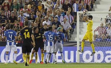 El debut de Butarque como estadio de la élite llegó sólo cinco días después de aquel fulgurante primer partido entre los mejores. El sábado 27 de agosto de 2016 el recinto pepinero abrió sus puertas remozado (de 8.100 espectadores pasó a 10.500) para recibir a un grande. El Atlético de Madrid, entonces subcampeón de Europa, fue el primer visitante en Primera del Lega. Y no pudo tumbar el fortín blanquiazul. La cosa acabó en empate a cero con Jon Ander Serantes, héroes del ascenso, reconvertido en dios de la portería. Frenó con sus paradones a los colchoneros y, de paso, se convirtió en Zamora de la categoría después haber visto como ningún rival era capaz de hacerle gol en esos dos primeros partidos.






















