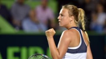 La tenista estonia Anett Kontaveit celebra un punto ante la italiana Sara Errani en el partido que disputaron ambas en el Abierto de Tenis de Monterrey.