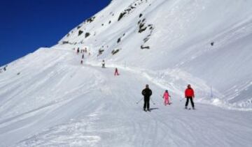 Es la primera estación de esquí construida en los Alpes, fue tras la Segunda Guerra Mundial. Disfrutar del esquí en este complejo es tan caro que se le conoce como el St. Tropez de invierno. Cuenta con un nutrido número de restaurantes con estrella Michelin y tiendas exclusivas. Courchevel es considerado uno de los 10 lugares más caros para vivir.