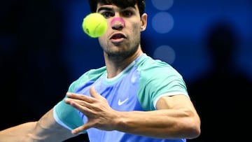 Carlos Alcaraz se prepara para golpear la bola contra Andrey Rublev en las ATP Finals.