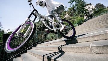 Gabriel Wibmer con su bici en Praga